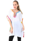 Poncho blanco con pompones y bordado en escote - Dosmastres.com