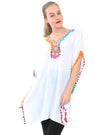 Poncho blanco con pompones y bordado en escote - Dosmastres.com