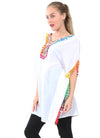 Poncho blanco con pompones y bordado en escote - Dosmastres.com