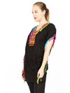Poncho con Pompones Multicolor y Bordado en Escote