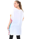 Poncho blanco con pompones y bordado en escote - Dosmastres.com